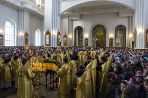 Духовенство Россошанской епархии приобщилось Святых Христовых Таин в Благовещенском кафедральном соборе г. Воронежа